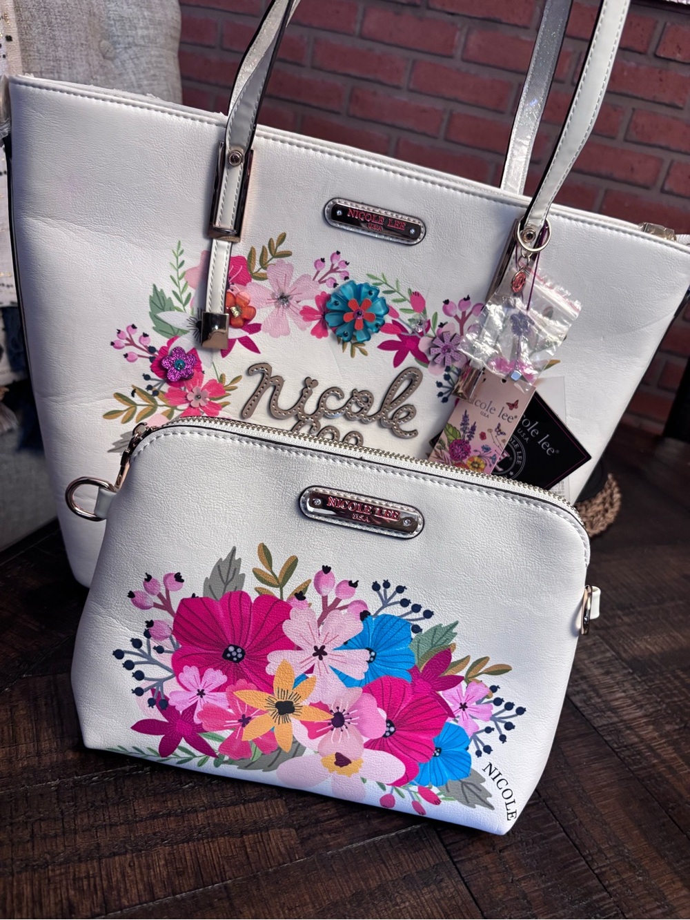 Nicole Lee White Floral Tote with Matching Floral Crossbody Pouch
NWT❤️🌺🌸🌼